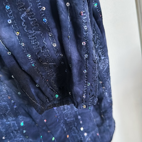 Beautiful sequence top - Picture 6 of 8